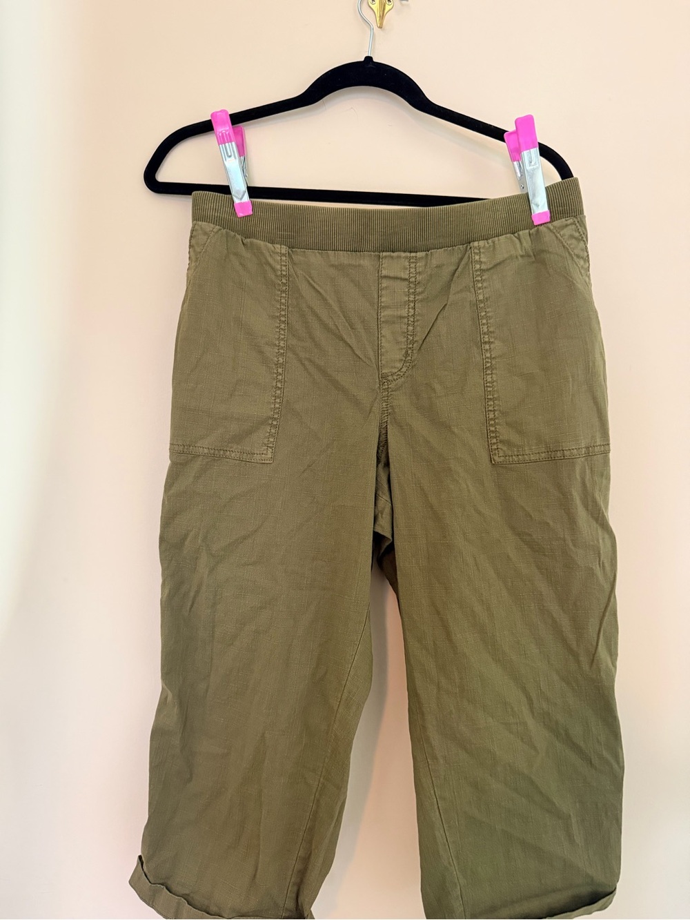 NWT Women’s Olive Green Pull-On Cargo Capri Pants
